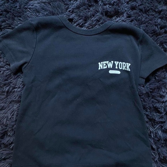 BRANDY MELVILLE NEW YORK TEE 🏙 - Picture 1 of 3